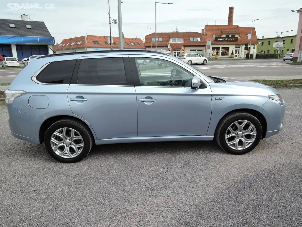 Mitsubishi Outlander 2,0 PHEV 4x4 1.maj Serv. Kůže - fotka 4