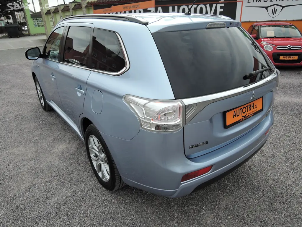 Mitsubishi Outlander 2,0 PHEV 4x4 1.maj Serv. Kůže - fotka 6