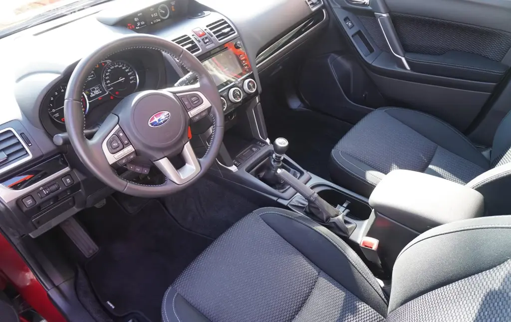 Subaru Forester 2.0i 4x4 manuál benzín 110kw - fotka 3