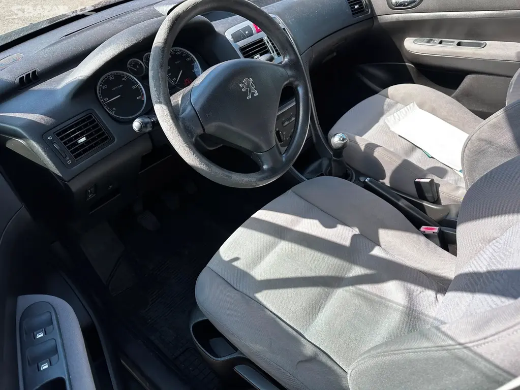 Peugeot 307 1.4HDi, r.2002, sada pneu, STK - fotka 6
