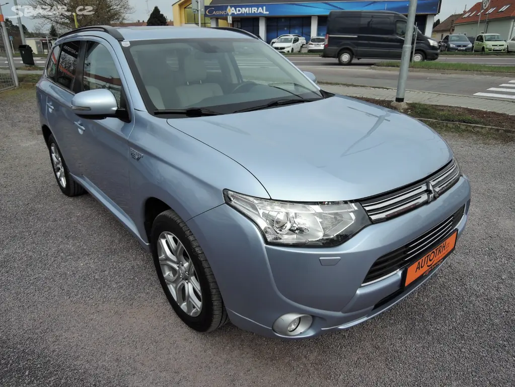 Mitsubishi Outlander 2,0 PHEV 4x4 1.maj Serv. Kůže