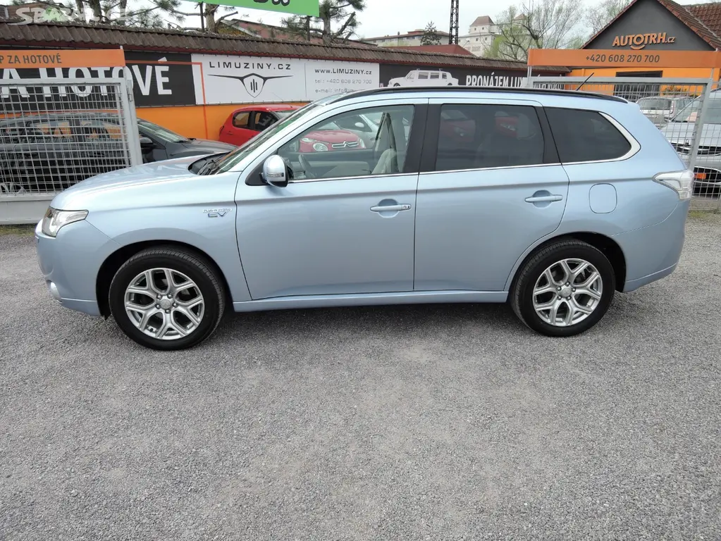 Mitsubishi Outlander 2,0 PHEV 4x4 1.maj Serv. Kůže - fotka 3