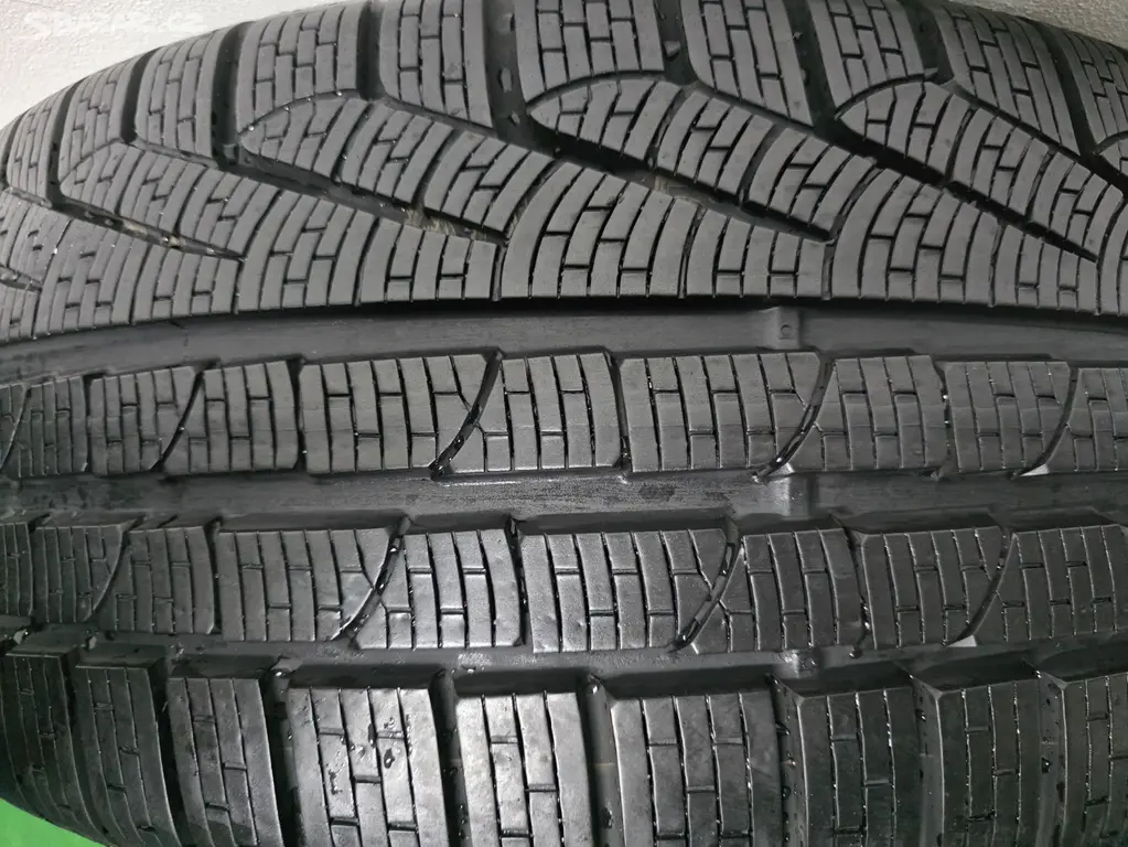 235/40 R19 96V  Pirelli  SottoZero  AO  Zimní 4x