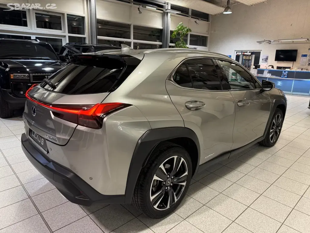 Lexus UX 250 h Style 4x2 - 184 PS - fotka 4