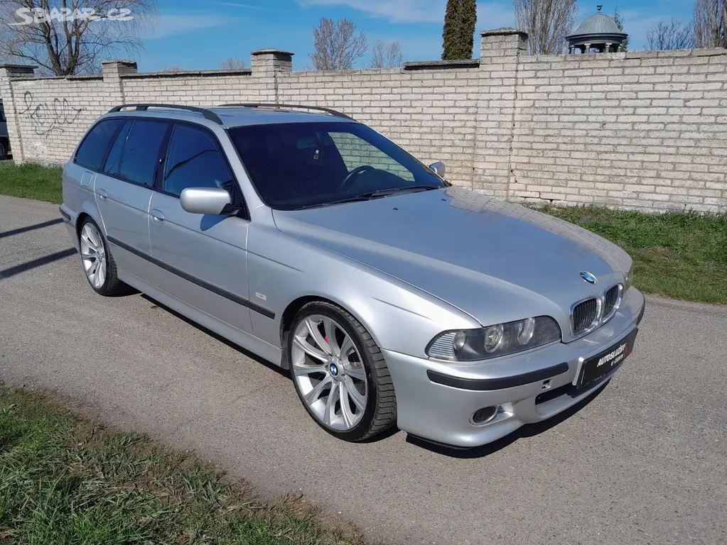 BMW 5 Series Touring 4.4 V8 - fotka 2