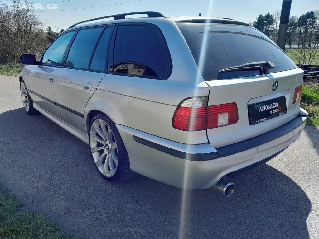 BMW 5 Series Touring 4.4 V8 - fotka 4