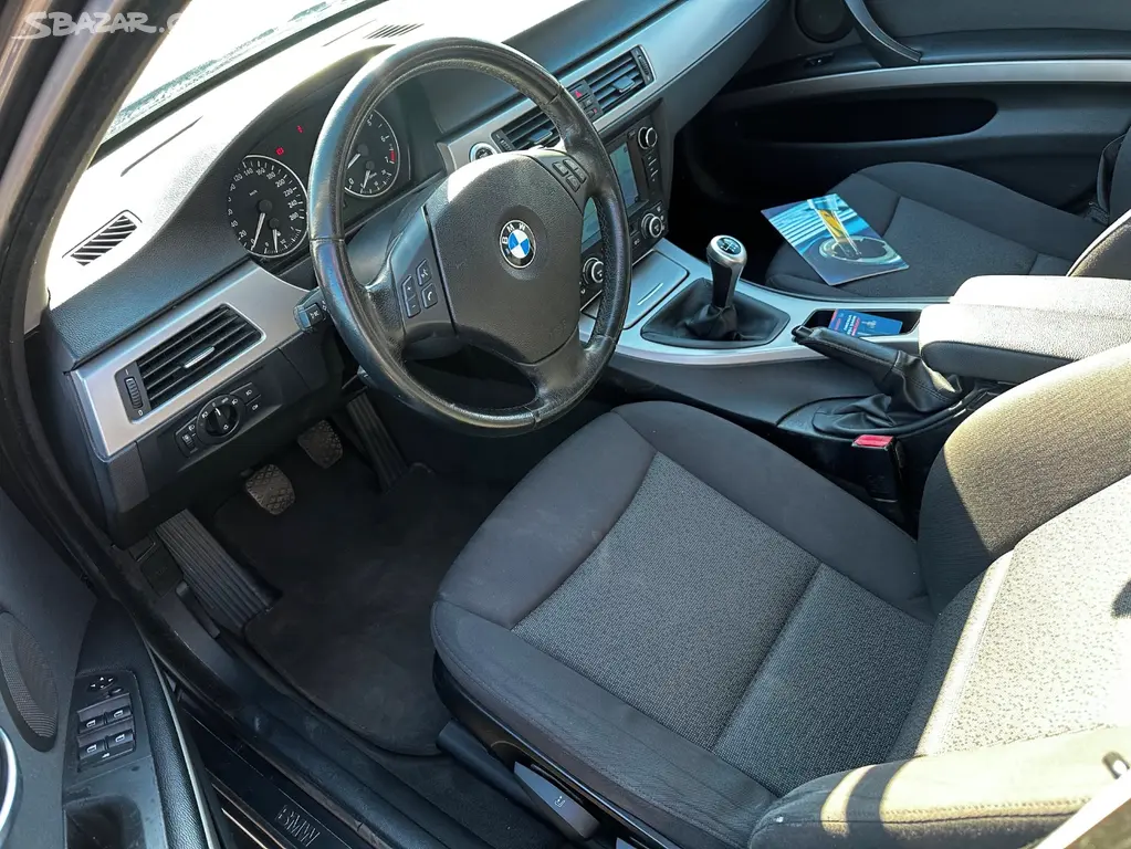 BMW 320i 110kw e90, r.2006, serviska, stk, klima - fotka 4