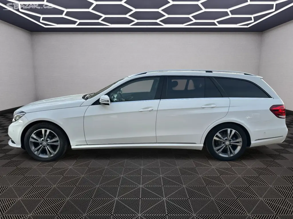 Mercedes-Benz Třídy E, 220Cdi Avantgarde 9G-Tronic - fotka 4