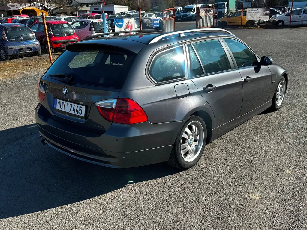BMW 320i 110kw e90, r.2006, serviska, stk, klima - fotka 3