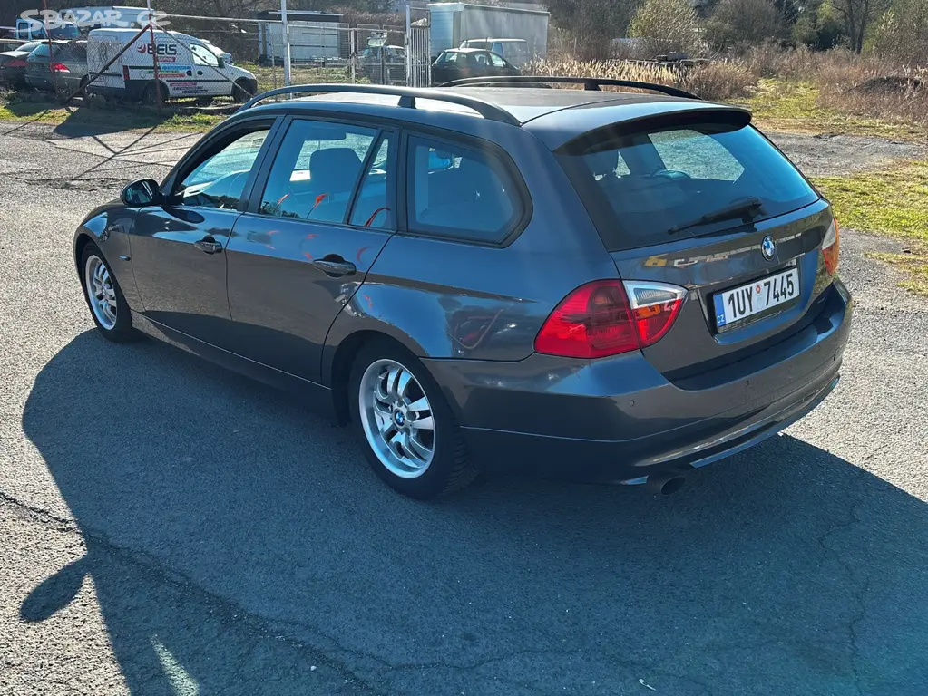 BMW 320i 110kw e90, r.2006, serviska, stk, klima - fotka 5