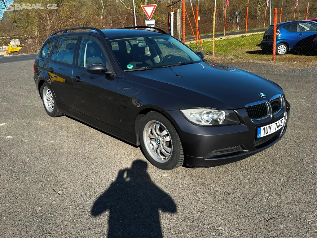BMW 320i 110kw e90, r.2006, serviska, stk, klima - fotka 2
