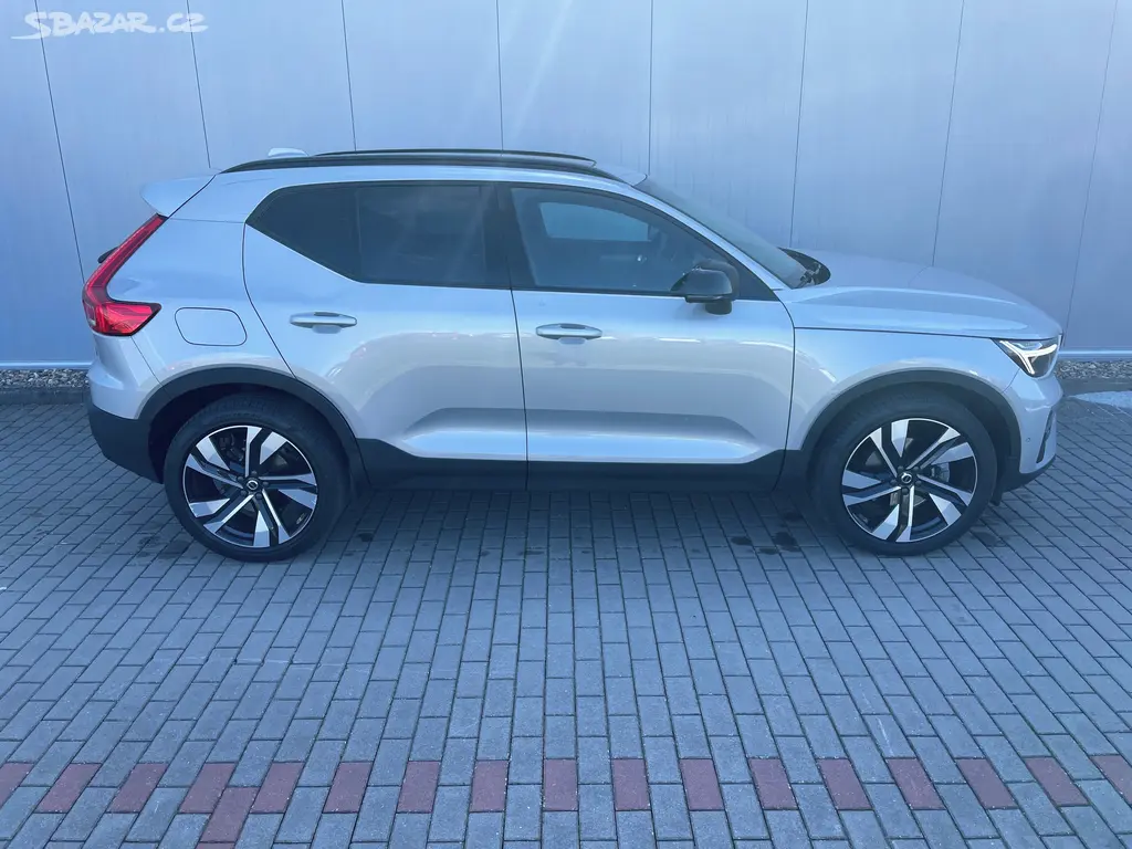 Volvo XC40, B4 AWD ULTIMATE Dark - fotka 5