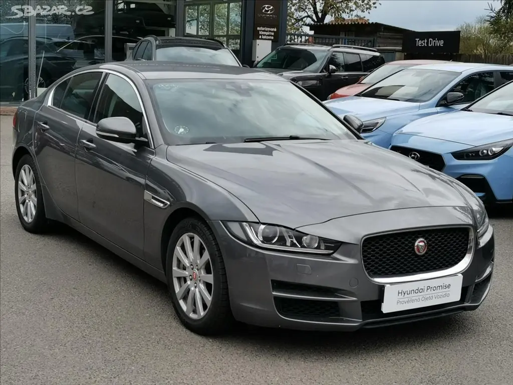 Jaguar XE, 2,0 20t 147kW PURE 8AT - fotka 3