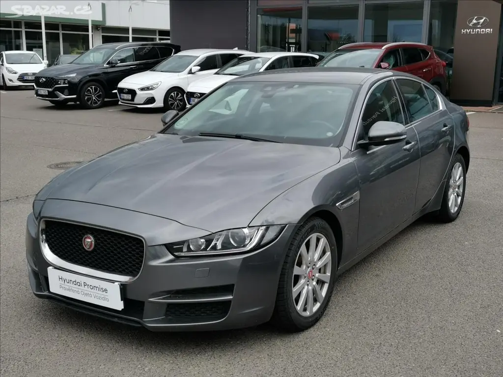 Jaguar XE, 2,0 20t 147kW PURE 8AT - fotka 2