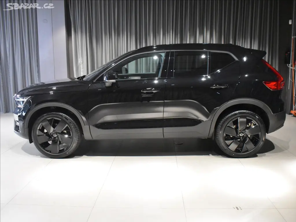 Volvo XC40, 2,0 B4 Plus Black Edition - fotka 2