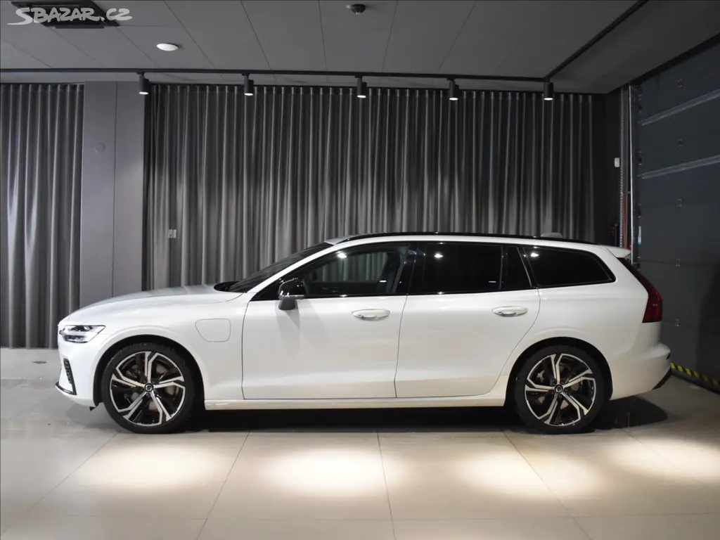 Volvo V60, T8 AWD PLUS BLIS,Bezklíč - fotka 2