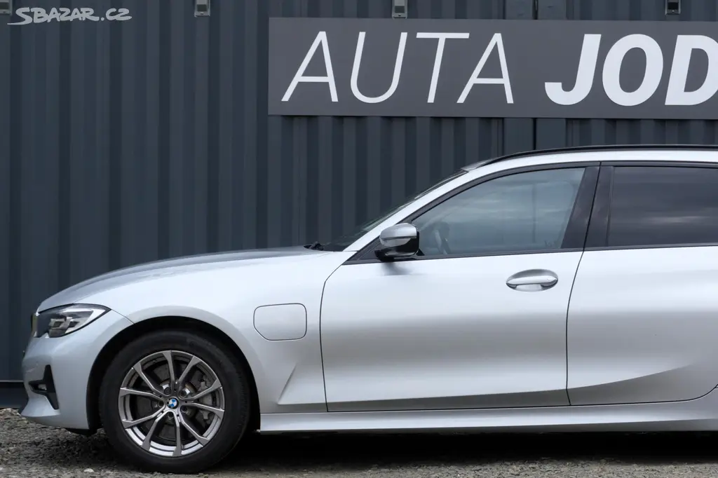 BMW Řada 3, 330e xDrive, ACC, Tažné - fotka 2