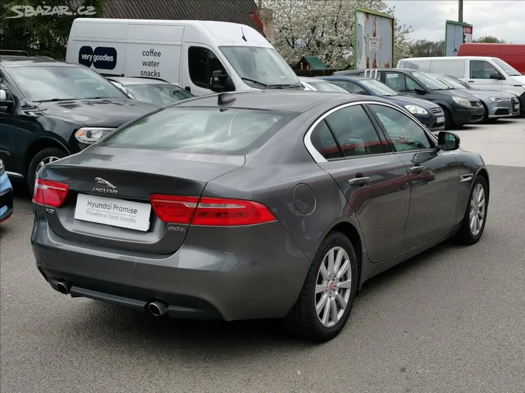 Jaguar XE, 2,0 20t 147kW PURE 8AT - fotka 4