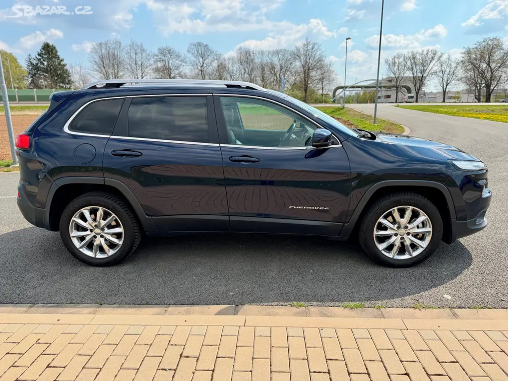 JEEP CHEROKEE 2.0 M-JET //2014 4x4 XENON NAVI KŮŽE - fotka 6