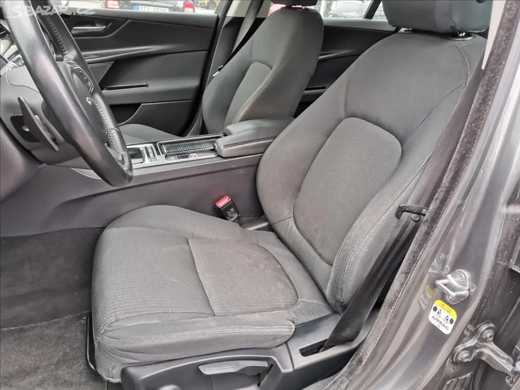 Jaguar XE, 2,0 20t 147kW PURE 8AT - fotka 6