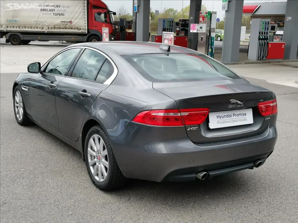 Jaguar XE, 2,0 20t 147kW PURE 8AT - fotka 5