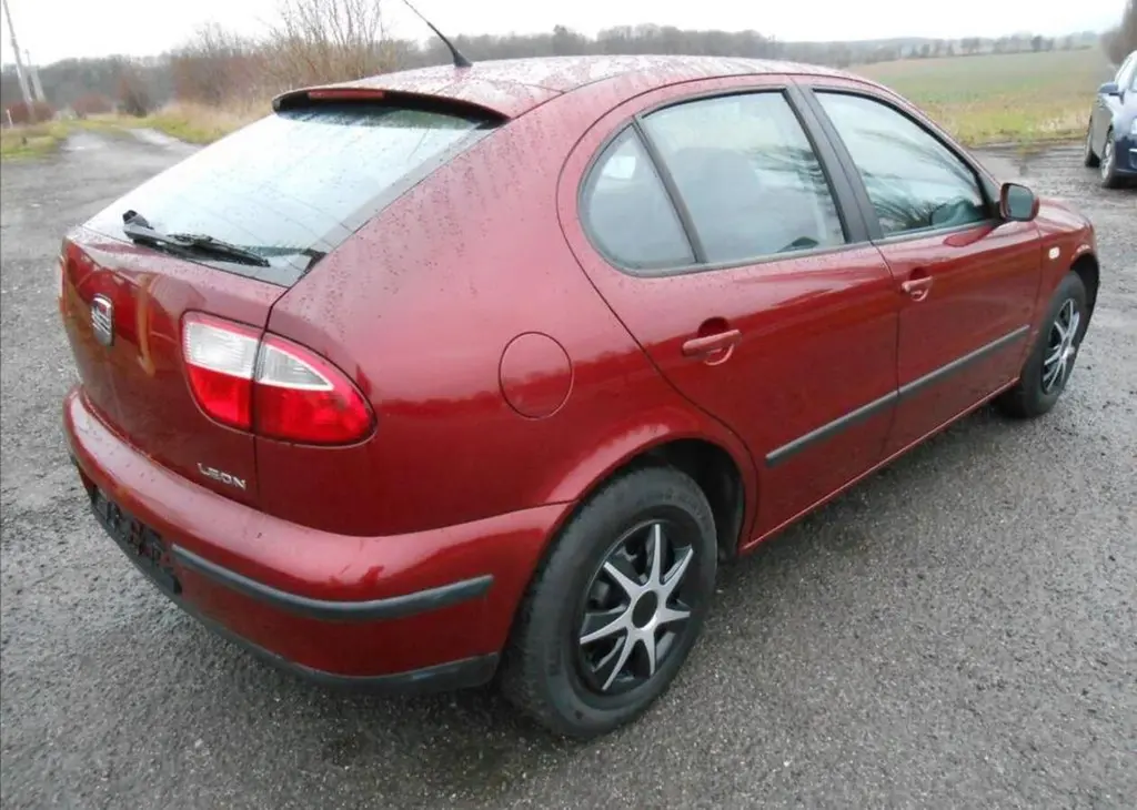 Seat Leon 1,4 i 16V 55 kW KLIMA Serviska benzín - fotka 3