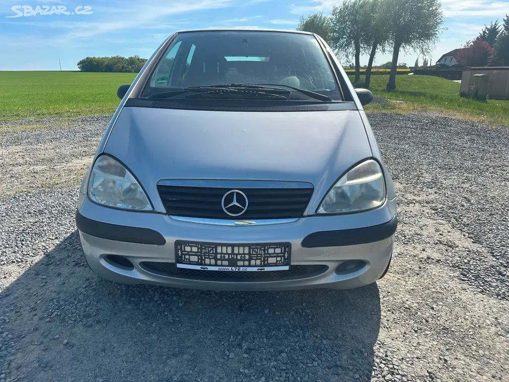 Mercedes-Benz Třídy A, A160 AUTOMAT jede v nouzáku - fotka 2