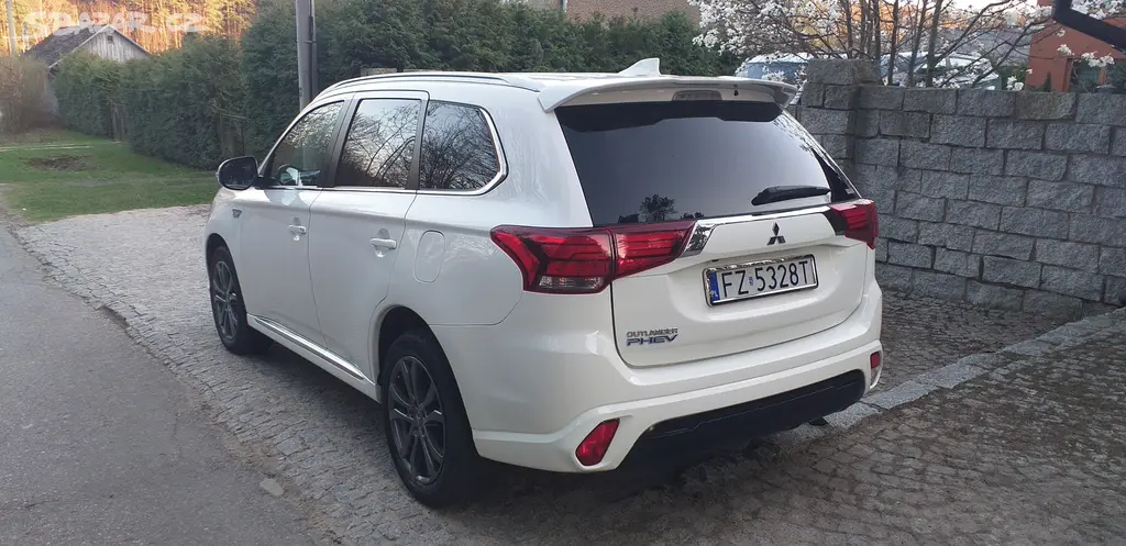 Mitsubishi Outlander PHEVintense plus 2018rv 93tkm - fotka 3