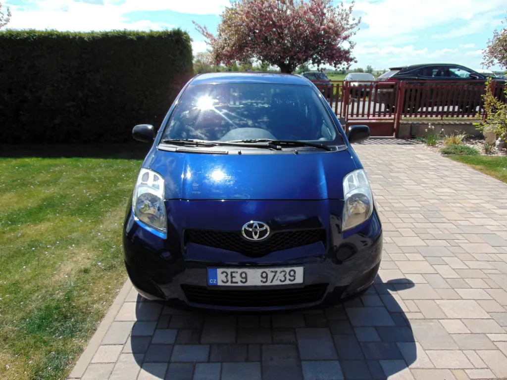 TOYOTA YARIS 1.0,PŮVOD ČR,1.MAJ.,PO SERVISE,SENZOR - fotka 2