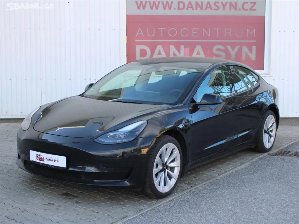 Tesla Model 3, 1. majitel ZÁNOVNÍ