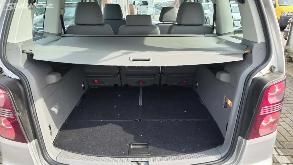 Volkswagen Touran, 1.6 MPi 75KW TAŽNÉ 7-MÍST TOP - fotka 2