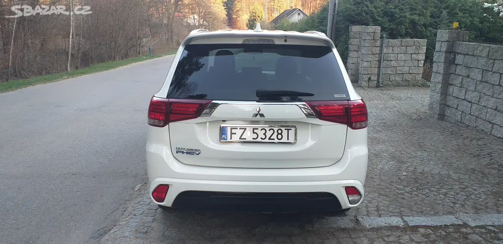 Mitsubishi Outlander PHEVintense plus 2018rv 93tkm - fotka 6