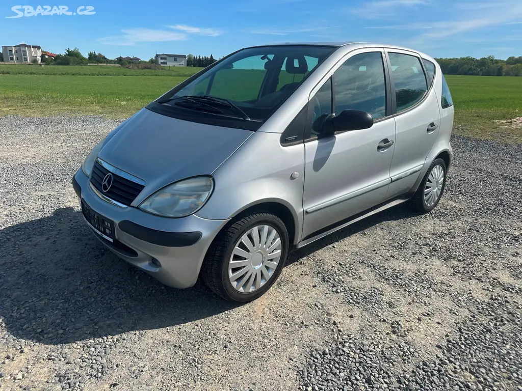Mercedes-Benz Třídy A, A160 AUTOMAT jede v nouzáku