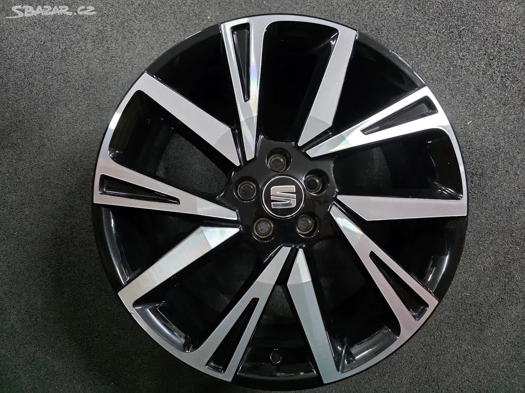Seat Arona Alu kolo 18 6F9071498A Originál kusovka