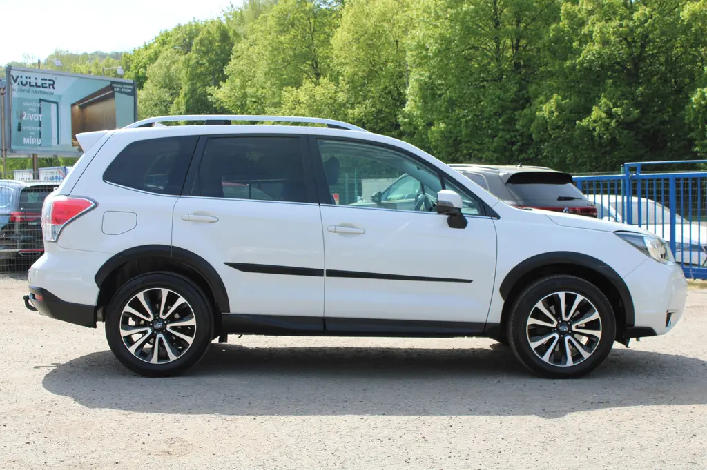Subaru Forester 2,0 XT ČR,AUTOMAT,4x4,TAŽNÉ,2017 - fotka 4