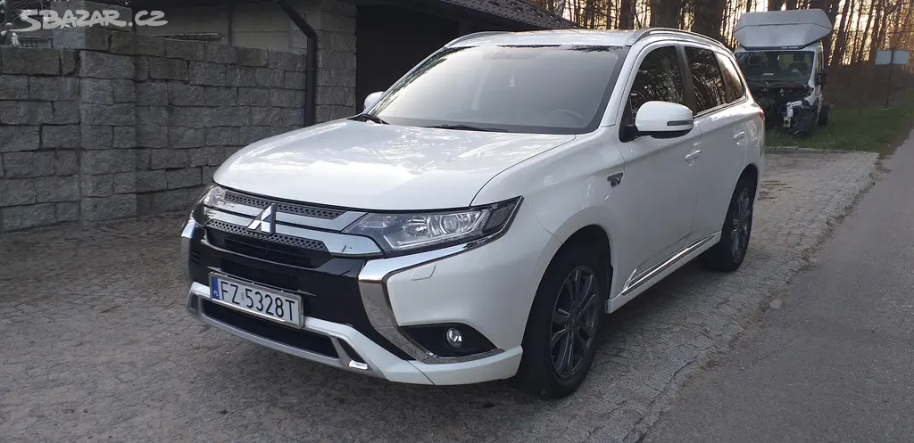Mitsubishi Outlander PHEVintense plus 2018rv 93tkm - fotka 2