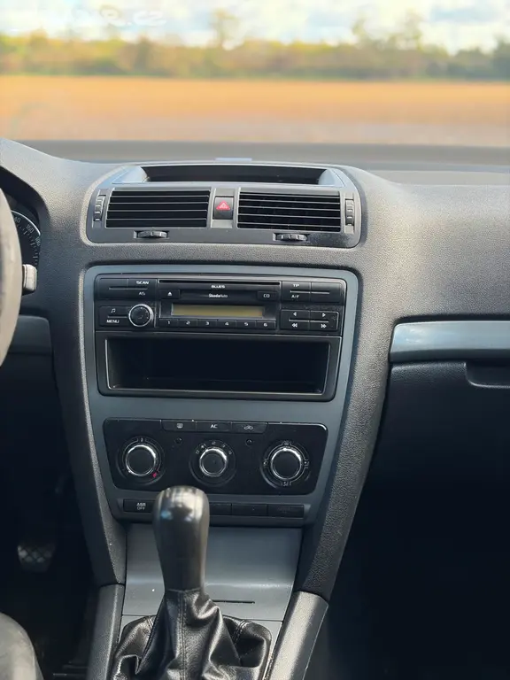 ŠKODA OCTAVIA II Facelift Combi 1.6TDI, 77KW, 2012 - fotka 6