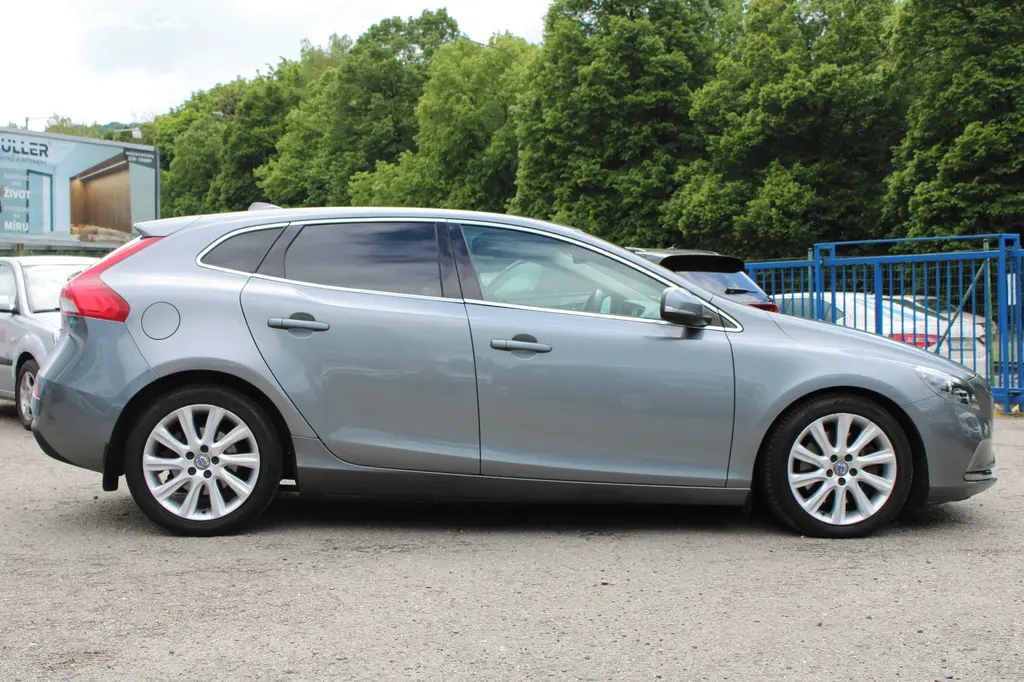 Volvo V40 2,0 D2 AUTOMAT,VÝHŘEVY,2015 - fotka 4