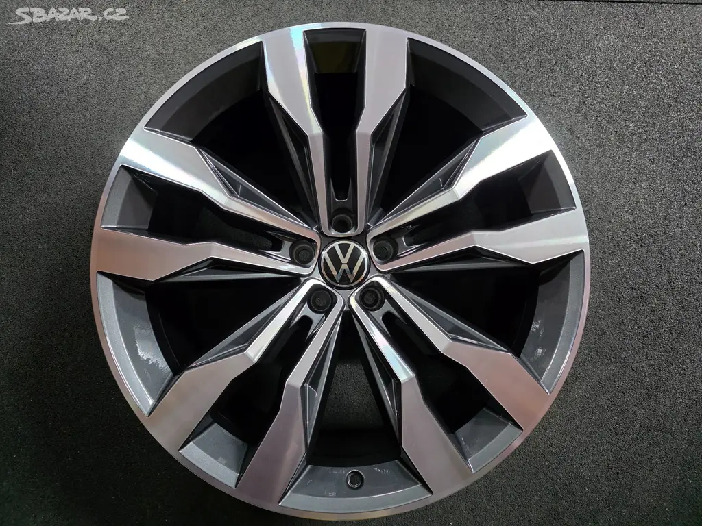 VW Touareg III 3 Alu kolo 21 760601025L / D Suzuka