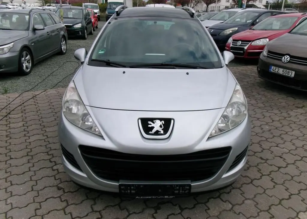 Peugeot 207 1.4i 70kw,Panorama,serviska benzín - fotka 2
