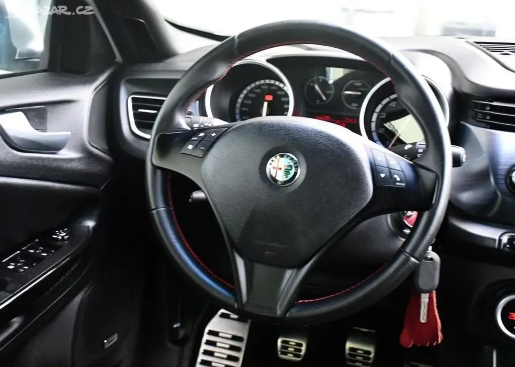 Alfa Romeo Giulietta 1.4TURBO 16V 2xALU 88 kw - fotka 5