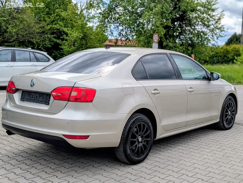 VOLKSWAGEN JETTA 1.2TSi 77kW 2012 - fotka 4