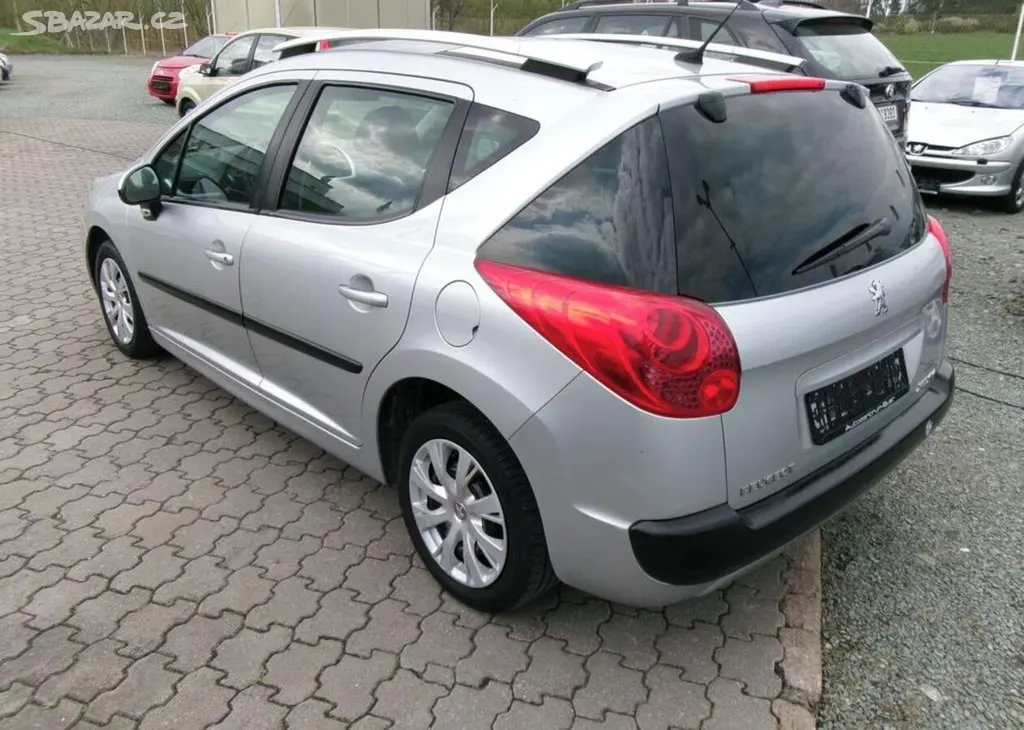 Peugeot 207 1.4i 70kw,Panorama,serviska benzín - fotka 5