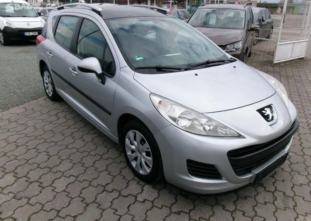 Peugeot 207 1.4i 70kw,Panorama,serviska benzín