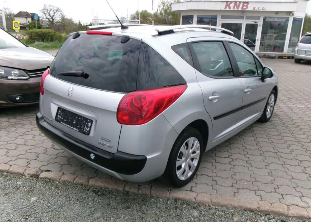 Peugeot 207 1.4i 70kw,Panorama,serviska benzín - fotka 6