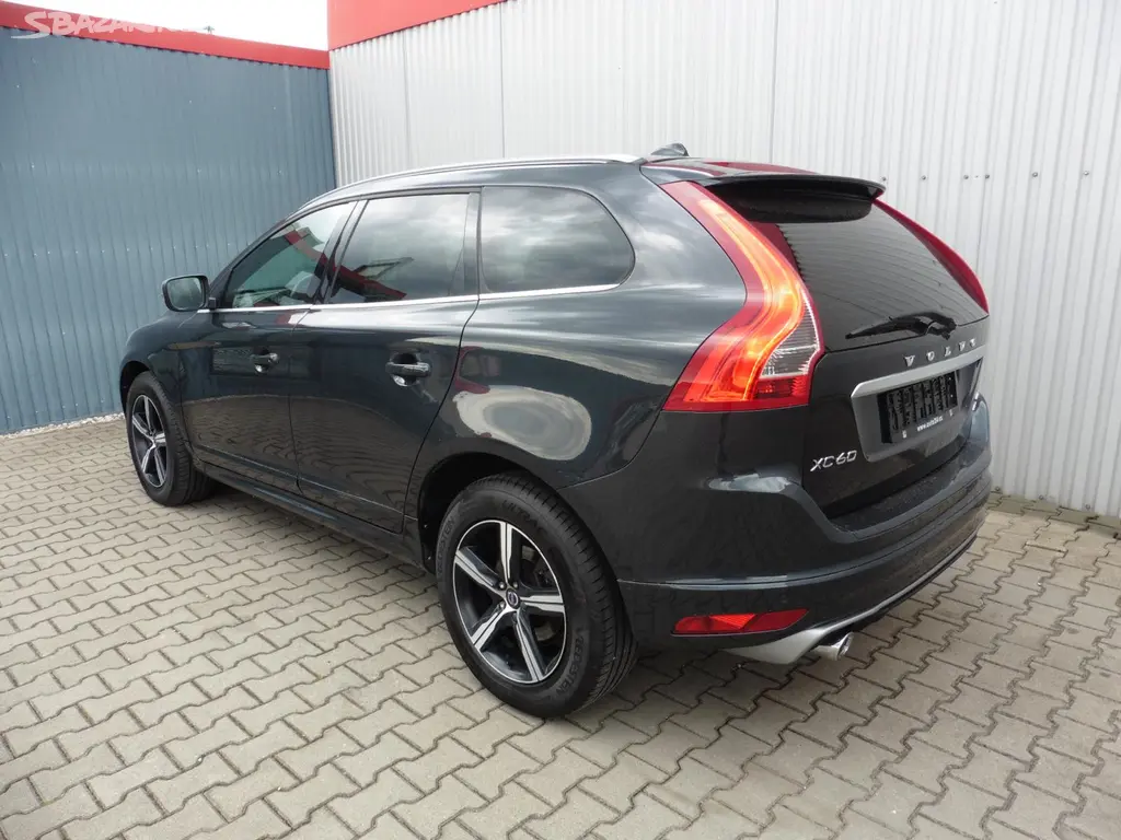 Volvo XC60, 2.4 D5 R-Design AWD A/T Navi - fotka 4