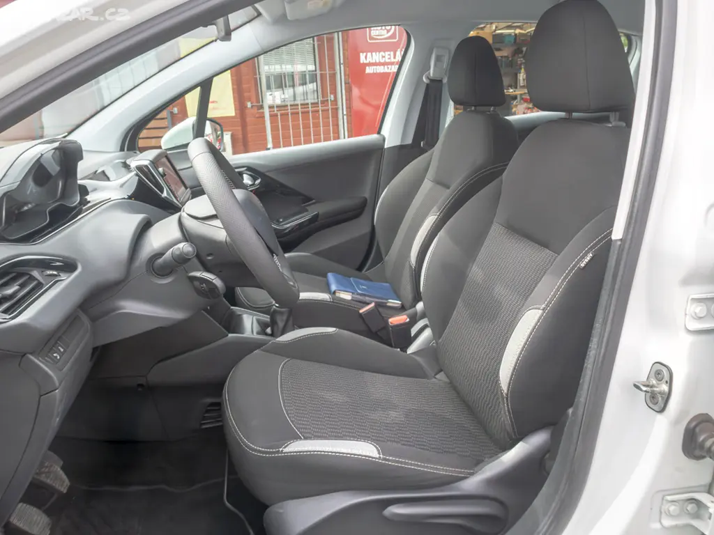 Peugeot 208 ČR 1.6HDI PO SERVISU - fotka 6