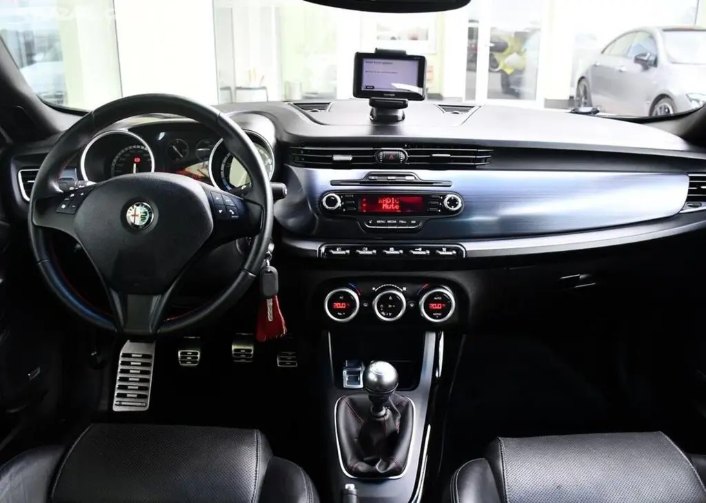 Alfa Romeo Giulietta 1.4TURBO 16V 2xALU 88 kw - fotka 4