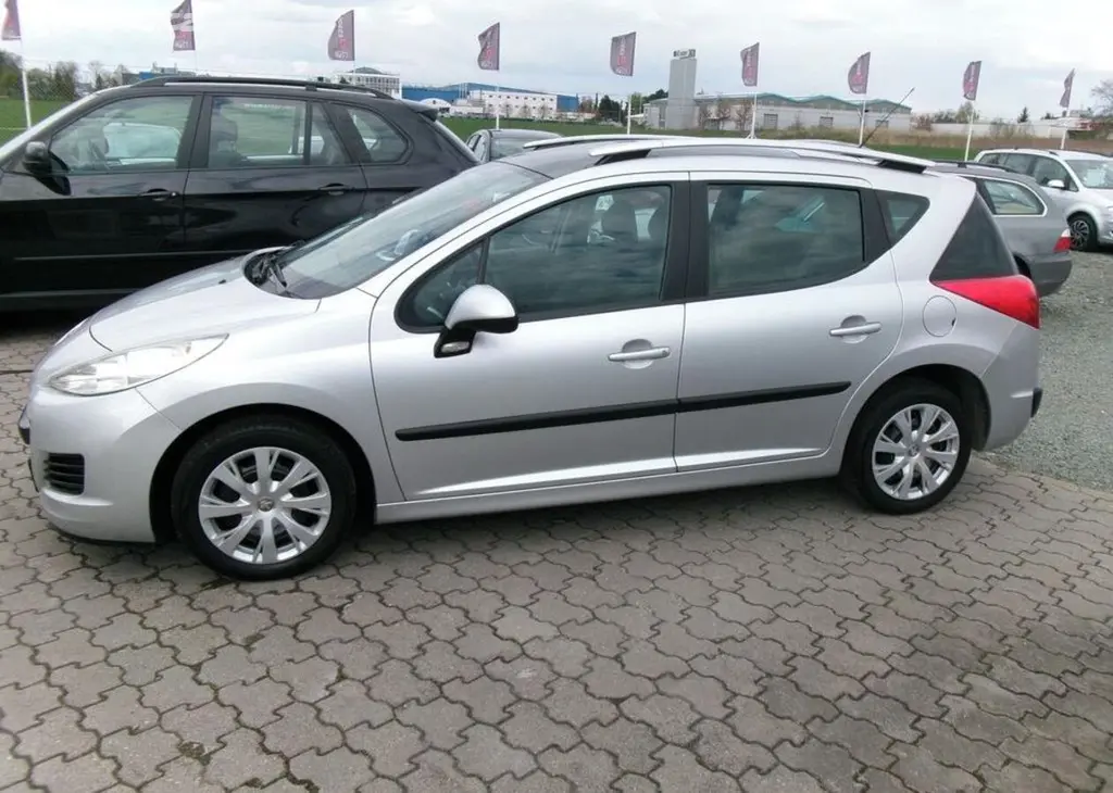Peugeot 207 1.4i 70kw,Panorama,serviska benzín - fotka 4