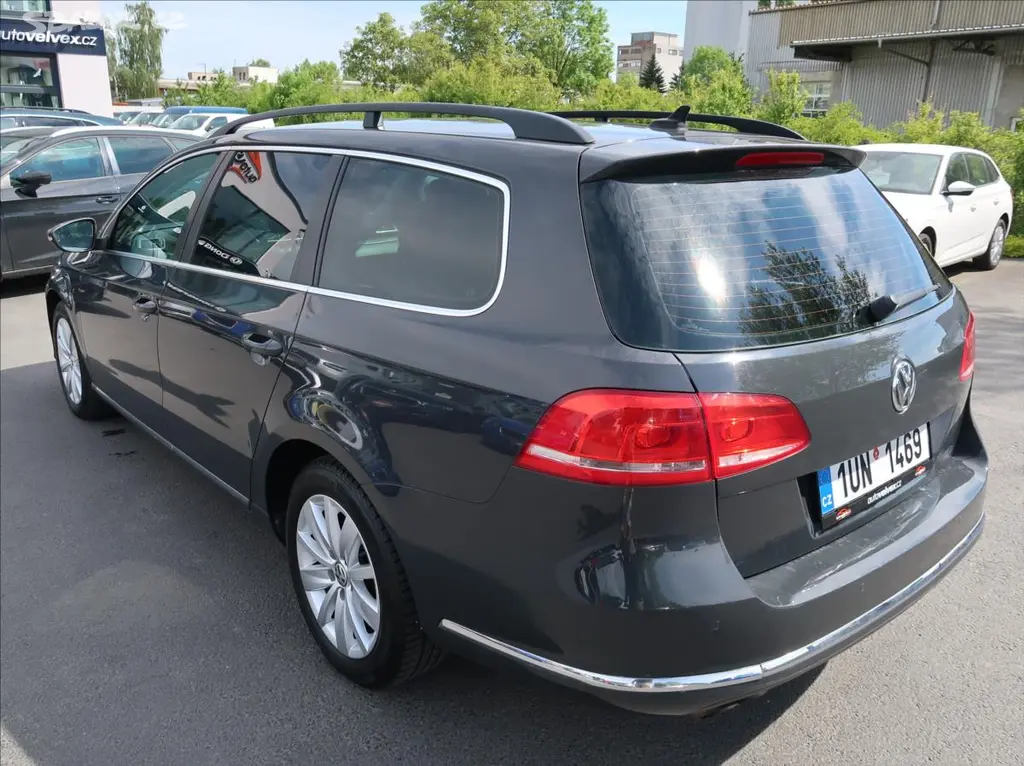 Volkswagen Passat, 2,0 TDi,103kW,Aut.klima,navi - fotka 4